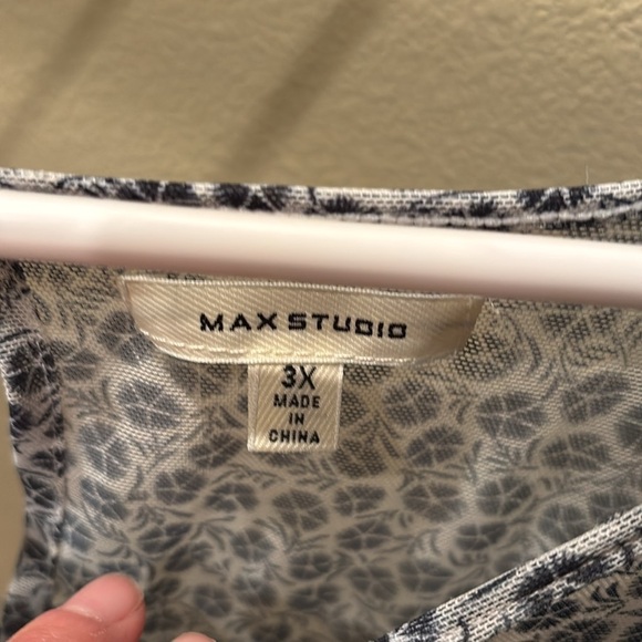 Max Studio woman's flouncy sheer shoulder blouse in black and white design - Picture 4 of 8